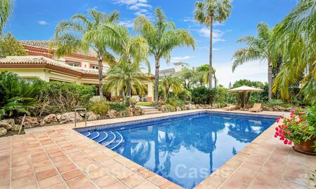 Villa lujosa en venta con vistas al jardín, a un paso de la playa en Guadalmina Baja en Marbella 41818