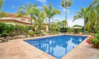 Villa lujosa en venta con vistas al jardín, a un paso de la playa en Guadalmina Baja en Marbella 41818 