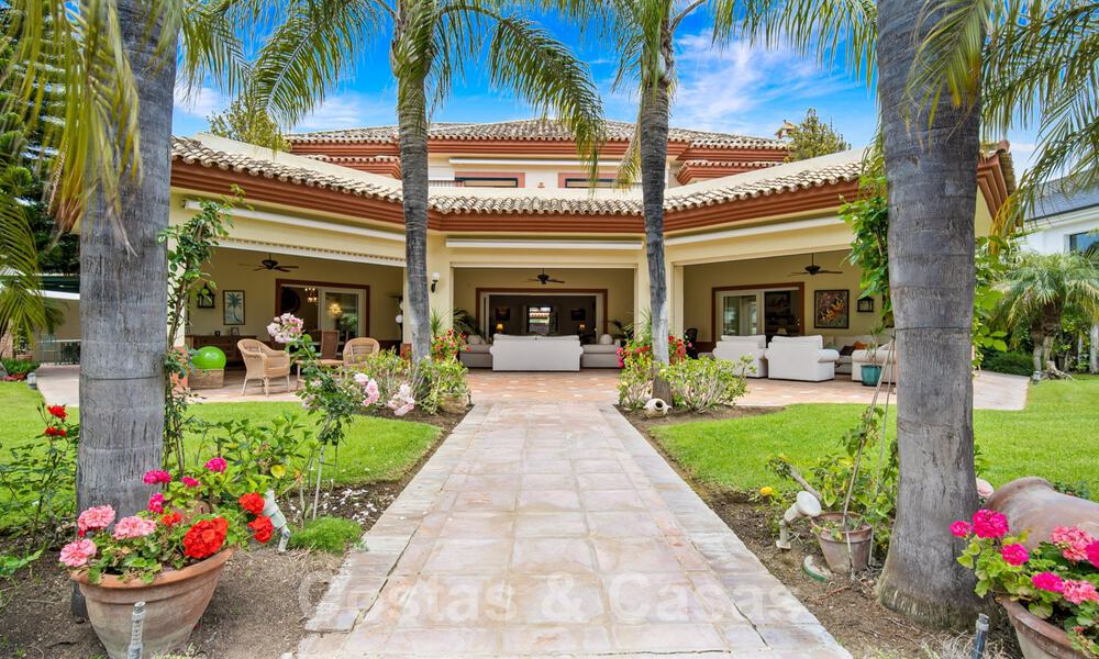 Villa lujosa en venta con vistas al jardín, a un paso de la playa en Guadalmina Baja en Marbella 41819