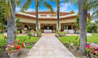Villa lujosa en venta con vistas al jardín, a un paso de la playa en Guadalmina Baja en Marbella 41819 