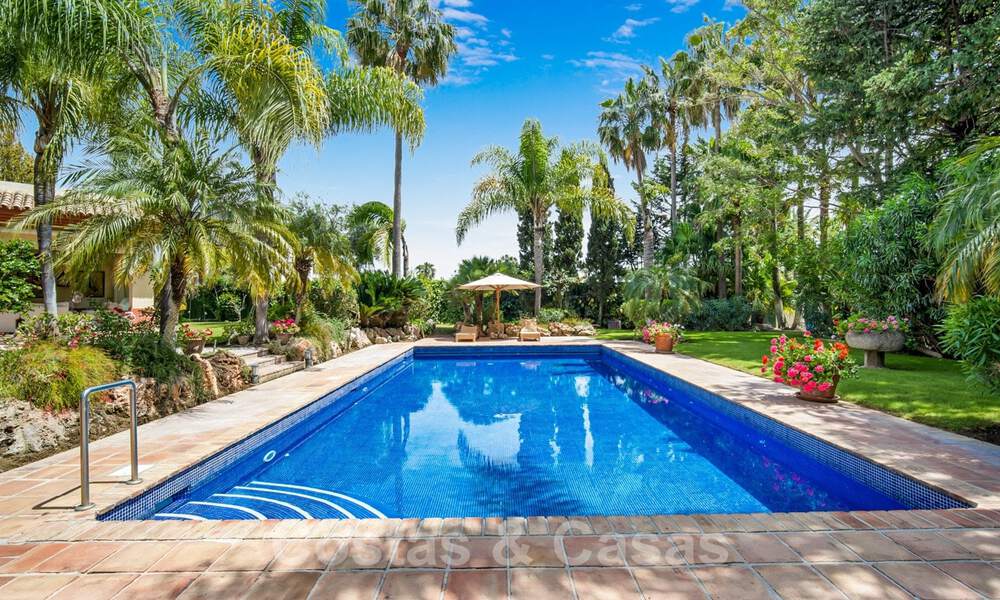 Villa lujosa en venta con vistas al jardín, a un paso de la playa en Guadalmina Baja en Marbella 41820