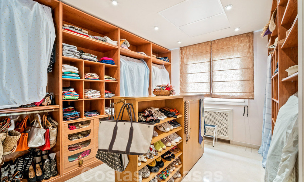 Villa lujosa en venta con vistas al jardín, a un paso de la playa en Guadalmina Baja en Marbella 41821