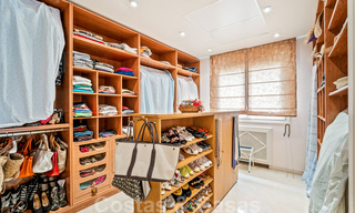 Villa lujosa en venta con vistas al jardín, a un paso de la playa en Guadalmina Baja en Marbella 41821 