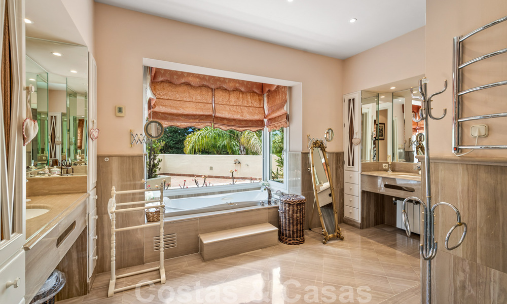 Villa lujosa en venta con vistas al jardín, a un paso de la playa en Guadalmina Baja en Marbella 41822