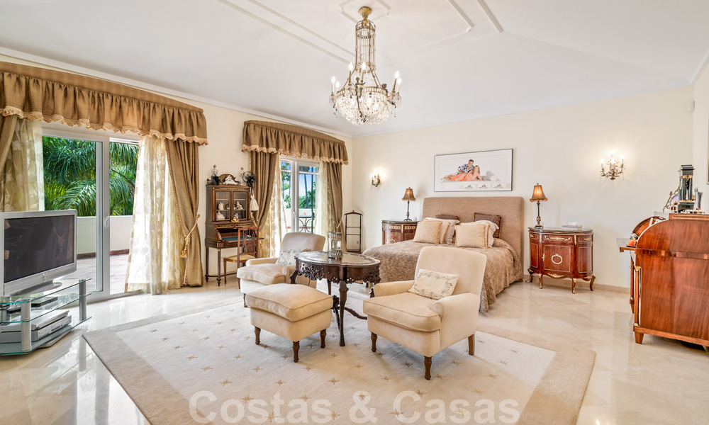 Villa lujosa en venta con vistas al jardín, a un paso de la playa en Guadalmina Baja en Marbella 41825
