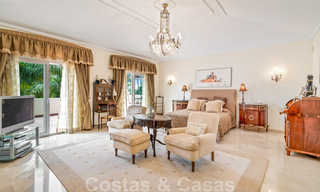 Villa lujosa en venta con vistas al jardín, a un paso de la playa en Guadalmina Baja en Marbella 41825 