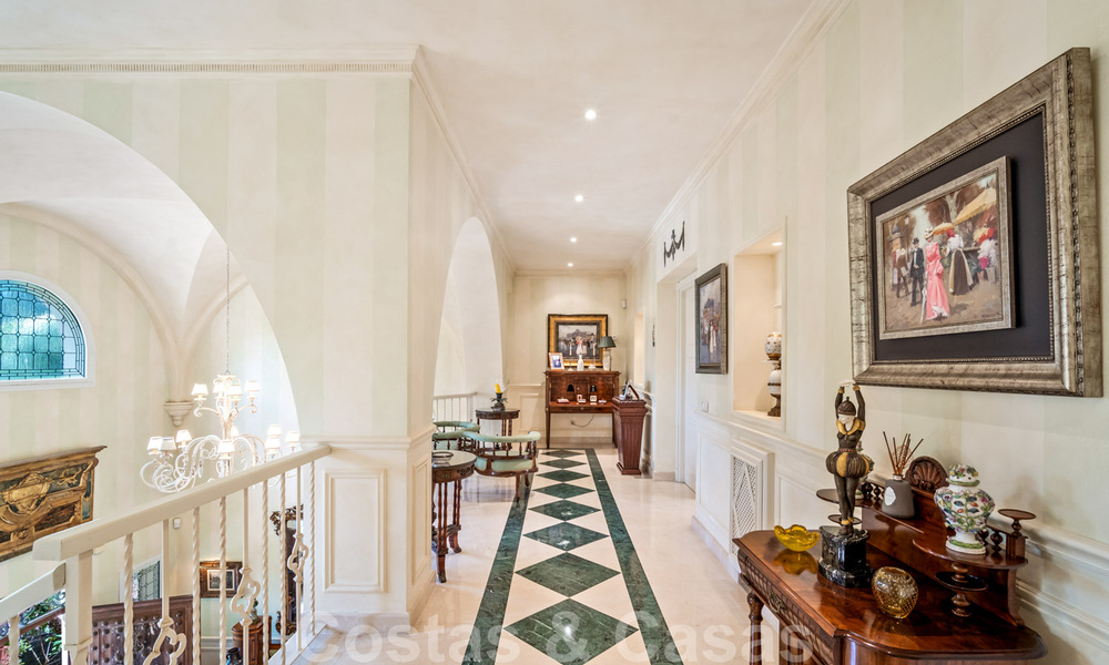 Villa lujosa en venta con vistas al jardín, a un paso de la playa en Guadalmina Baja en Marbella 41826