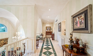 Villa lujosa en venta con vistas al jardín, a un paso de la playa en Guadalmina Baja en Marbella 41826 