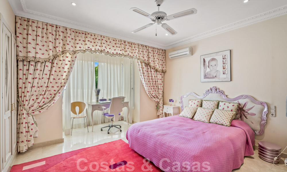 Villa lujosa en venta con vistas al jardín, a un paso de la playa en Guadalmina Baja en Marbella 41828