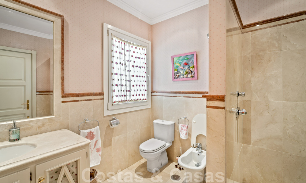 Villa lujosa en venta con vistas al jardín, a un paso de la playa en Guadalmina Baja en Marbella 41829