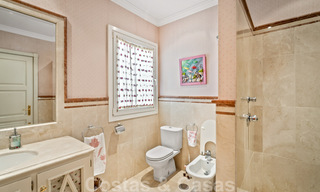 Villa lujosa en venta con vistas al jardín, a un paso de la playa en Guadalmina Baja en Marbella 41829 