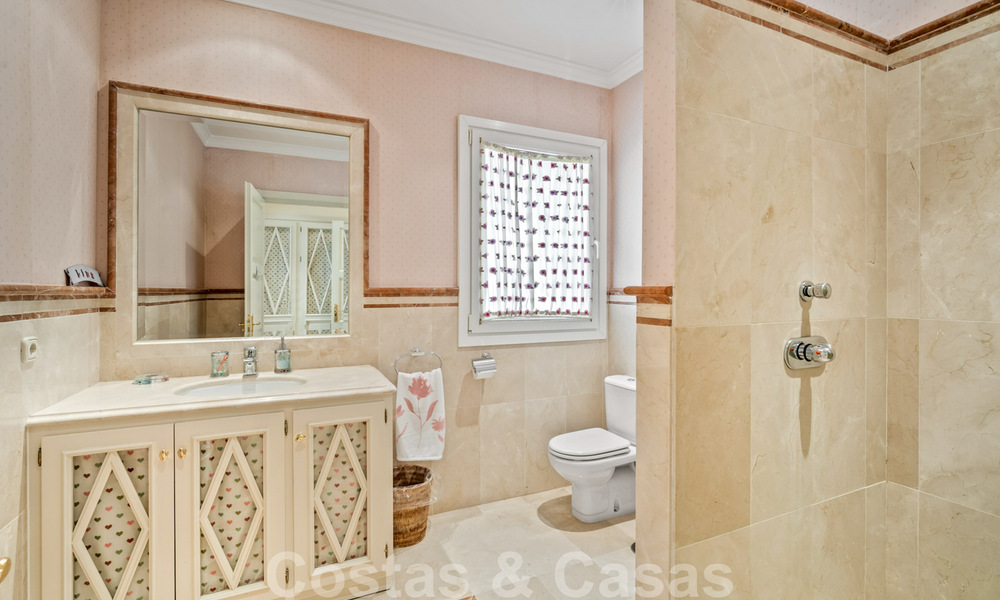 Villa lujosa en venta con vistas al jardín, a un paso de la playa en Guadalmina Baja en Marbella 41830