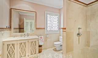 Villa lujosa en venta con vistas al jardín, a un paso de la playa en Guadalmina Baja en Marbella 41830 