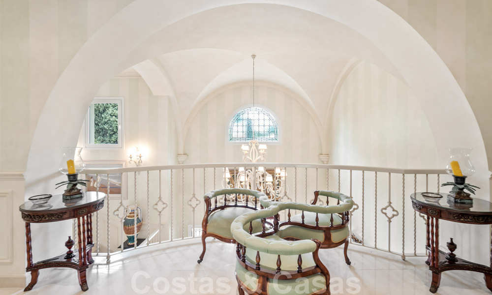 Villa lujosa en venta con vistas al jardín, a un paso de la playa en Guadalmina Baja en Marbella 41831