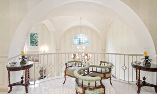 Villa lujosa en venta con vistas al jardín, a un paso de la playa en Guadalmina Baja en Marbella 41831 