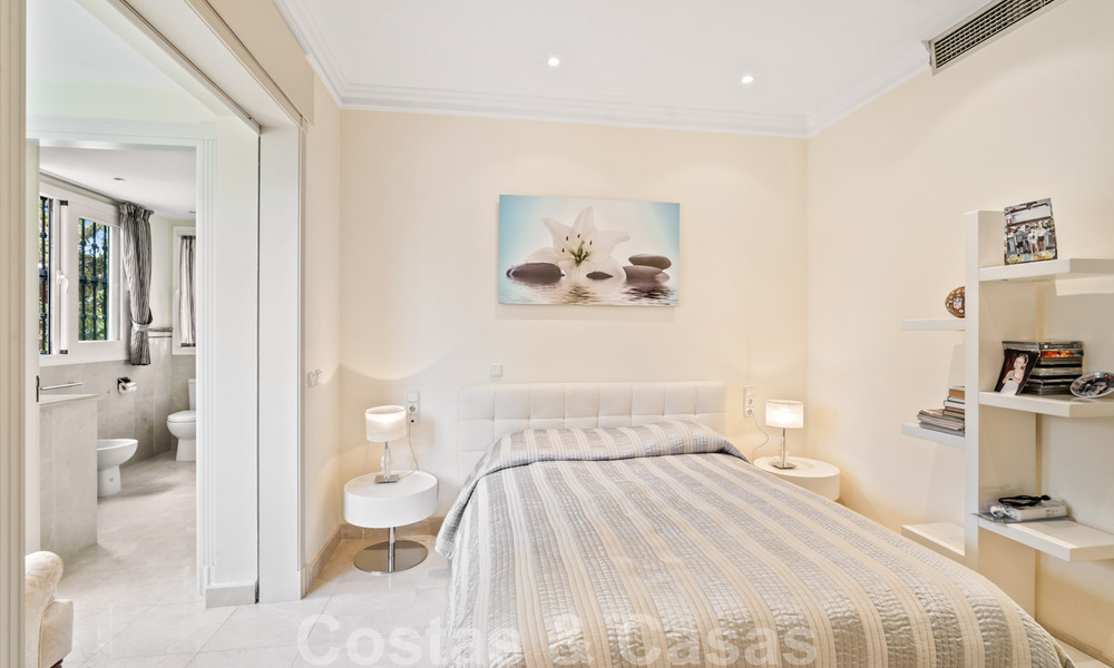 Villa lujosa en venta con vistas al jardín, a un paso de la playa en Guadalmina Baja en Marbella 41832