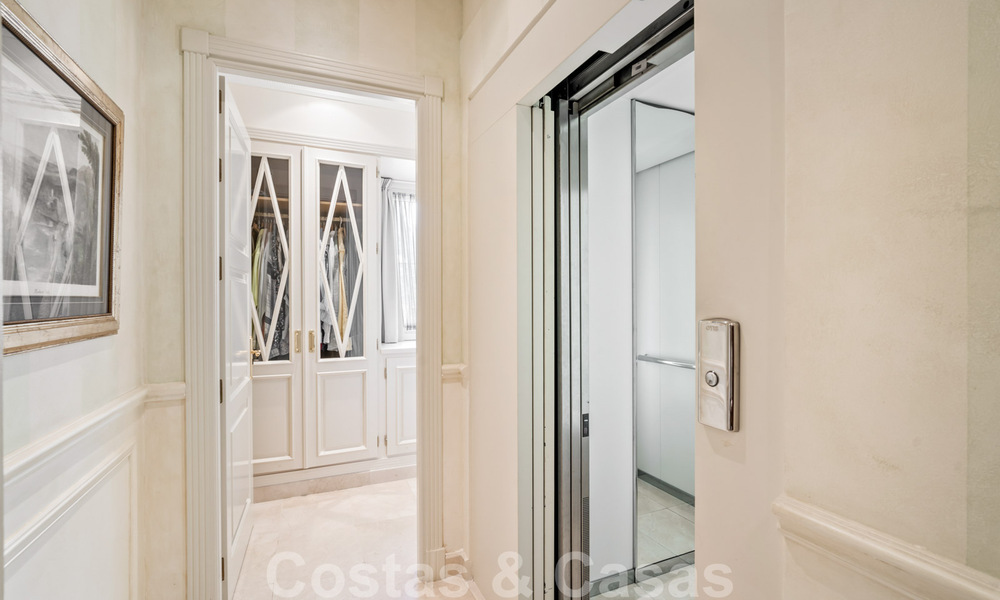 Villa lujosa en venta con vistas al jardín, a un paso de la playa en Guadalmina Baja en Marbella 41834