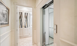 Villa lujosa en venta con vistas al jardín, a un paso de la playa en Guadalmina Baja en Marbella 41834 