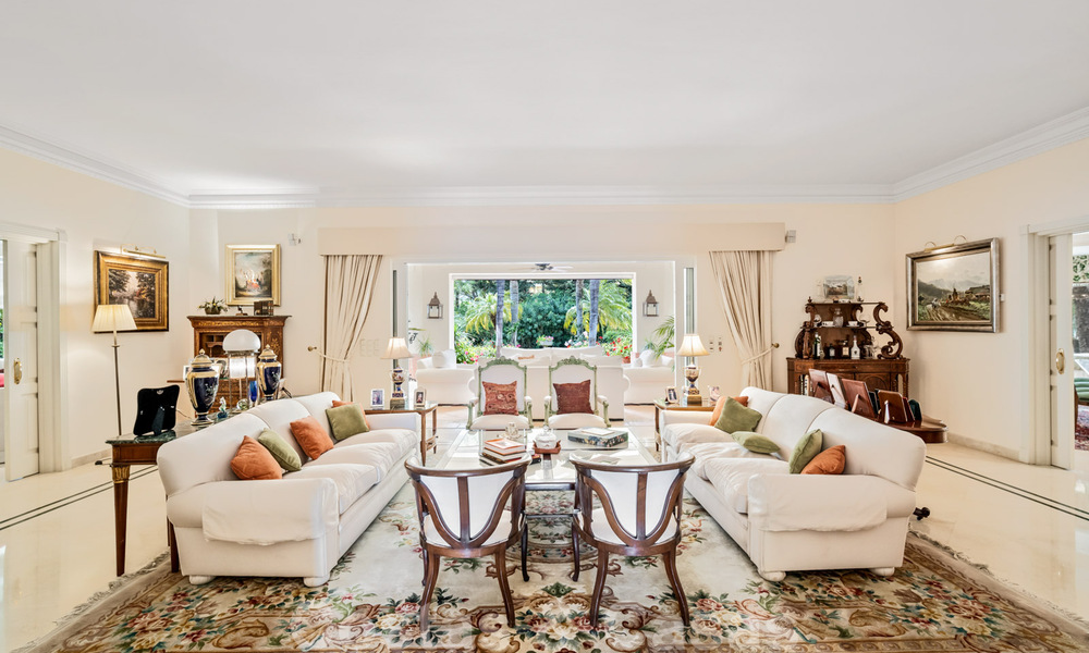 Villa lujosa en venta con vistas al jardín, a un paso de la playa en Guadalmina Baja en Marbella 41836