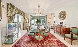 Villa lujosa en venta con vistas al jardín, a un paso de la playa en Guadalmina Baja en Marbella 41837 