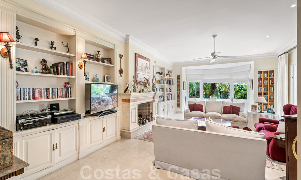Villa lujosa en venta con vistas al jardín, a un paso de la playa en Guadalmina Baja en Marbella 41838