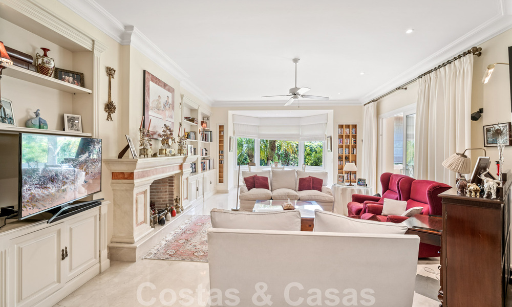 Villa lujosa en venta con vistas al jardín, a un paso de la playa en Guadalmina Baja en Marbella 41839