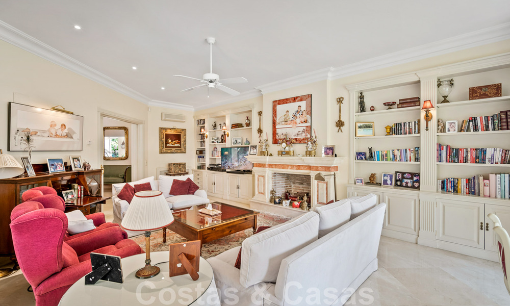 Villa lujosa en venta con vistas al jardín, a un paso de la playa en Guadalmina Baja en Marbella 41840