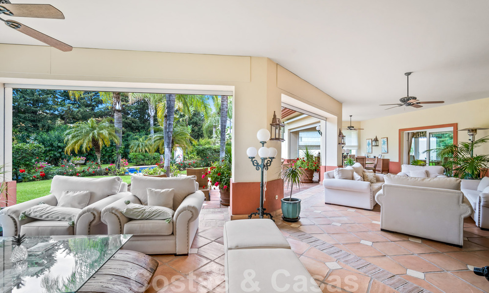 Villa lujosa en venta con vistas al jardín, a un paso de la playa en Guadalmina Baja en Marbella 41841