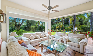 Villa lujosa en venta con vistas al jardín, a un paso de la playa en Guadalmina Baja en Marbella 41842 