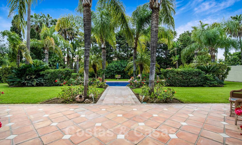 Villa lujosa en venta con vistas al jardín, a un paso de la playa en Guadalmina Baja en Marbella 41843