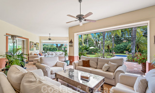 Villa lujosa en venta con vistas al jardín, a un paso de la playa en Guadalmina Baja en Marbella 41844 