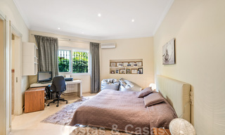 Villa lujosa en venta con vistas al jardín, a un paso de la playa en Guadalmina Baja en Marbella 41845 