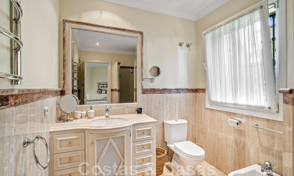 Villa lujosa en venta con vistas al jardín, a un paso de la playa en Guadalmina Baja en Marbella 41846