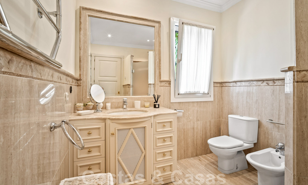 Villa lujosa en venta con vistas al jardín, a un paso de la playa en Guadalmina Baja en Marbella 41847