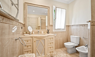 Villa lujosa en venta con vistas al jardín, a un paso de la playa en Guadalmina Baja en Marbella 41847 