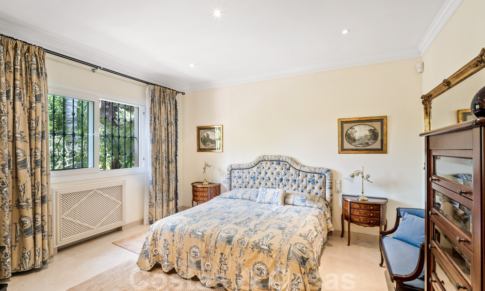 Villa lujosa en venta con vistas al jardín, a un paso de la playa en Guadalmina Baja en Marbella 41848