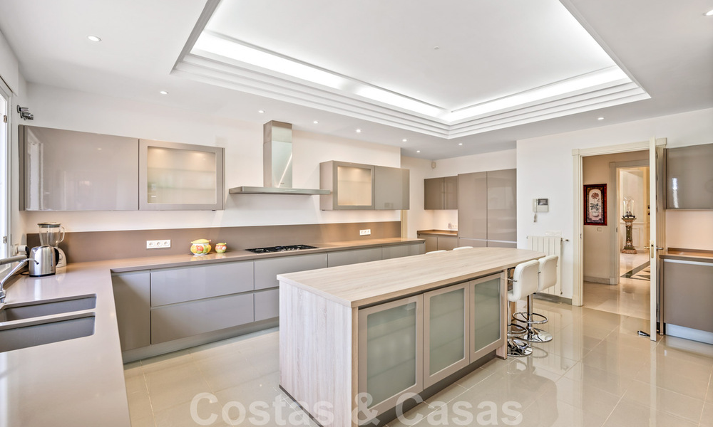 Villa lujosa en venta con vistas al jardín, a un paso de la playa en Guadalmina Baja en Marbella 41849