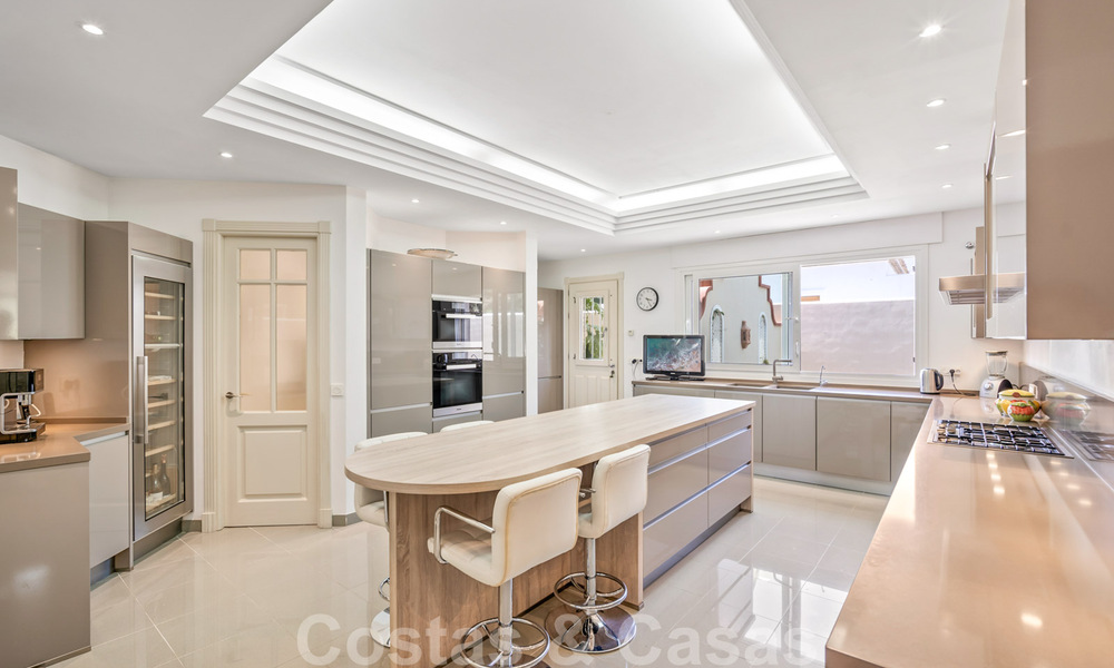 Villa lujosa en venta con vistas al jardín, a un paso de la playa en Guadalmina Baja en Marbella 41850