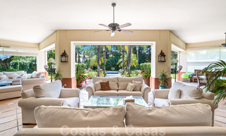 Villa lujosa en venta con vistas al jardín, a un paso de la playa en Guadalmina Baja en Marbella 41851 