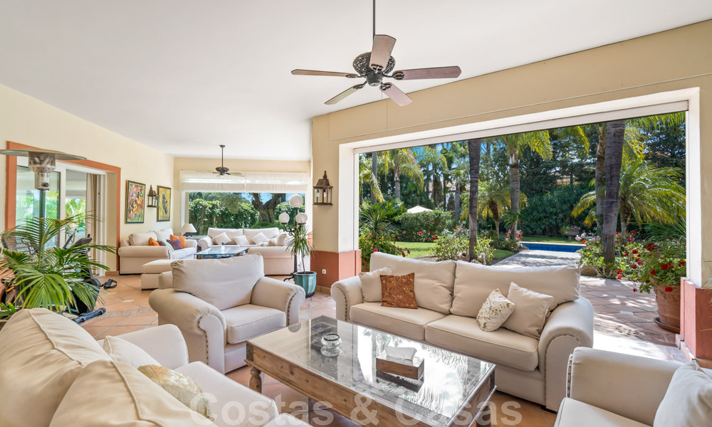 Villa lujosa en venta con vistas al jardín, a un paso de la playa en Guadalmina Baja en Marbella 41852