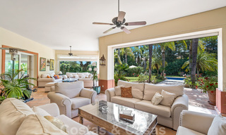 Villa lujosa en venta con vistas al jardín, a un paso de la playa en Guadalmina Baja en Marbella 41852 
