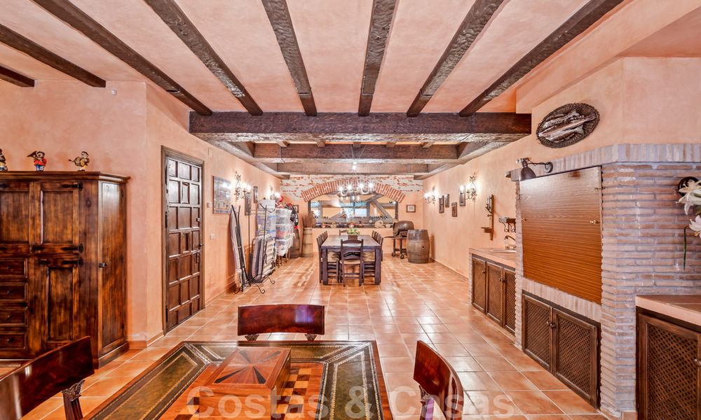 Villa lujosa en venta con vistas al jardín, a un paso de la playa en Guadalmina Baja en Marbella 41854