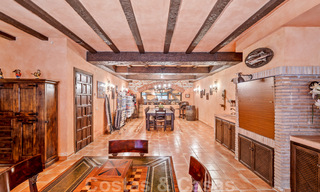 Villa lujosa en venta con vistas al jardín, a un paso de la playa en Guadalmina Baja en Marbella 41854 