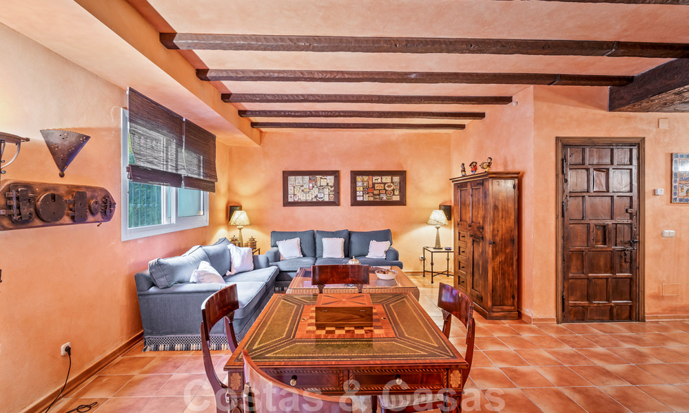 Villa lujosa en venta con vistas al jardín, a un paso de la playa en Guadalmina Baja en Marbella 41855