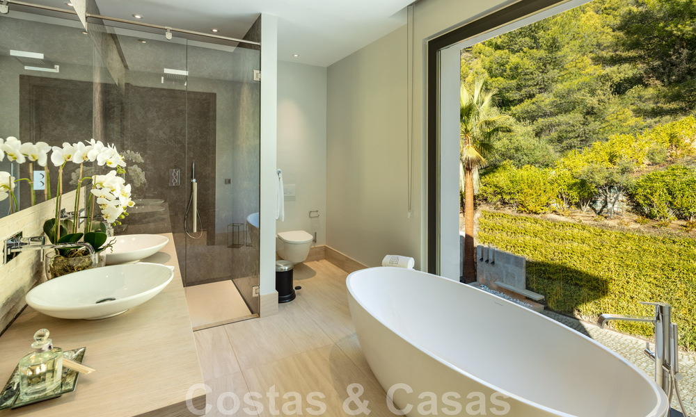 Villa de lujo contemporánea y moderna en venta en estilo resort con vistas panorámicas al mar en Cascada de Camojan en Marbella 42086