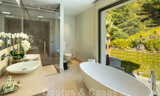 Villa de lujo contemporánea y moderna en venta en estilo resort con vistas panorámicas al mar en Cascada de Camojan en Marbella 42086 