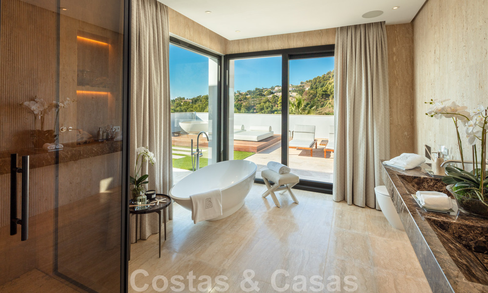 Villa de lujo contemporánea y moderna en venta en estilo resort con vistas panorámicas al mar en Cascada de Camojan en Marbella 42094