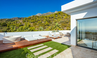 Villa de lujo contemporánea y moderna en venta en estilo resort con vistas panorámicas al mar en Cascada de Camojan en Marbella 42095 