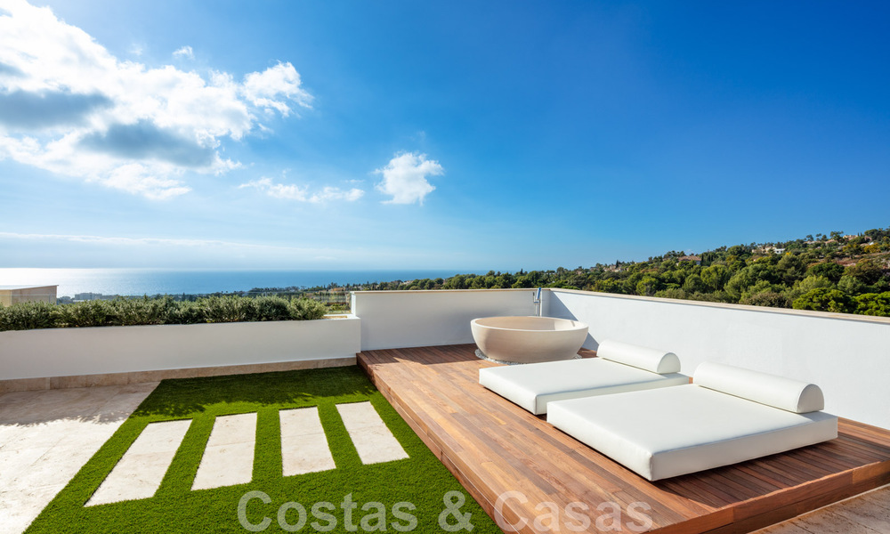 Villa de lujo contemporánea y moderna en venta en estilo resort con vistas panorámicas al mar en Cascada de Camojan en Marbella 42096