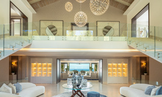 Villa de lujo contemporánea y moderna en venta en estilo resort con vistas panorámicas al mar en Cascada de Camojan en Marbella 42098 